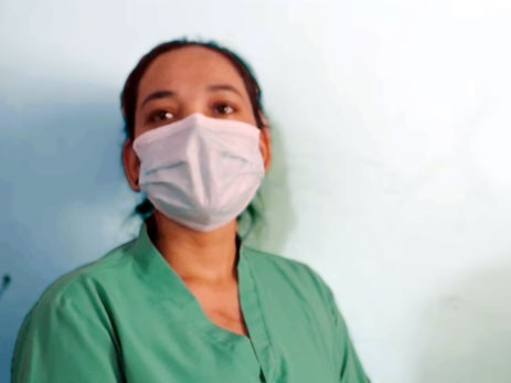कोरोना संक्रमित नर्सको बयान, 'आमाले घर आइहाल् भन्नुहुन्छ, तर बिरामी छोडेर जान मन मान्दैन' (भिडियाे)